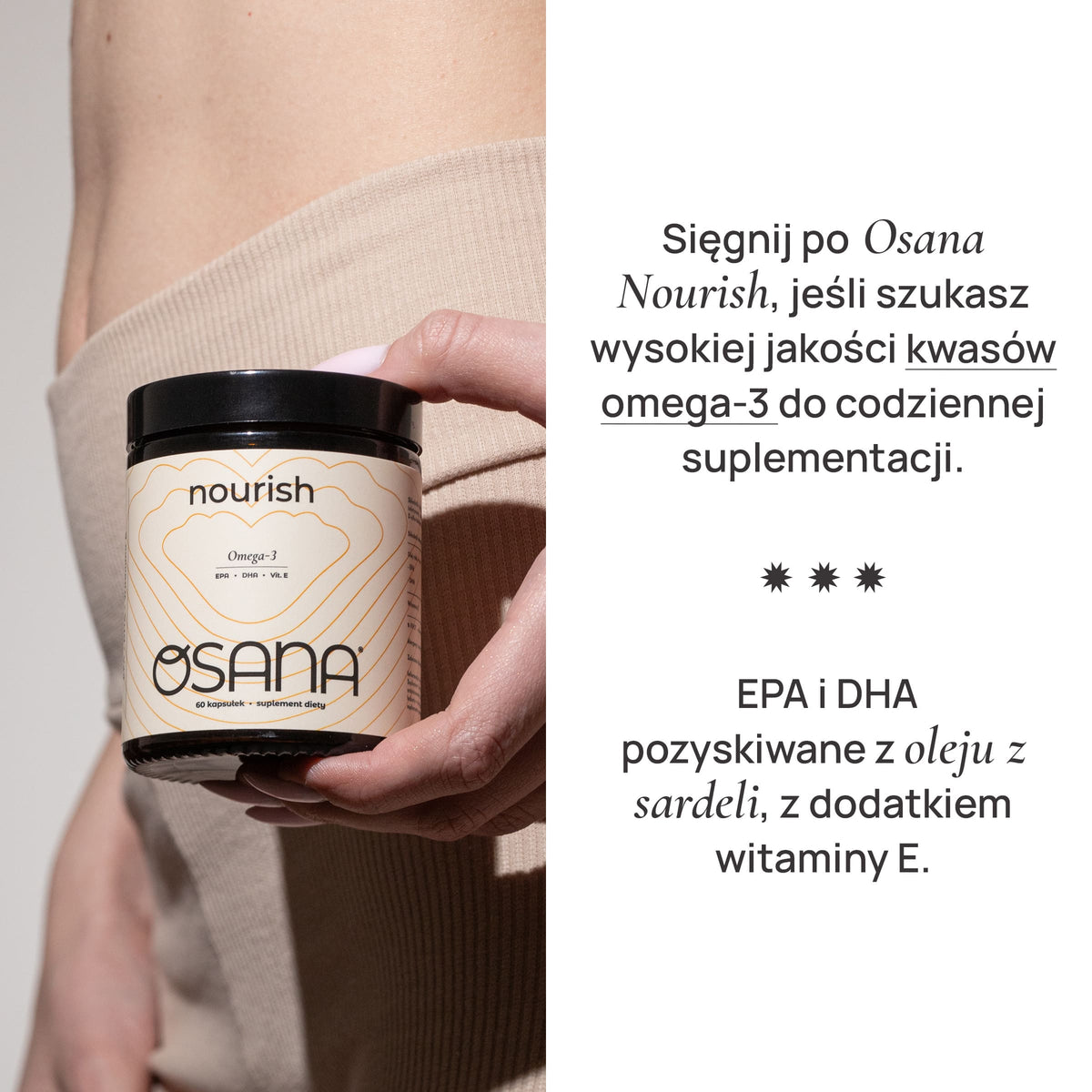 Kobieta w beżowym swetrze trzyma słoik Osana Nourish Omega-3